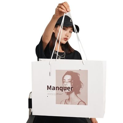 أكياس تسوق فاخرة مخصصة مطبوعة من الورق الأبيض مع تصميم مقبض شريط