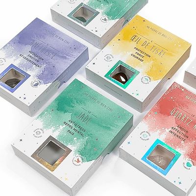 صندوق هدايا صلب مخصص للاكسسوارات الزجاجية الكريستالية تأثير هولوغرافي والنوافذ على الغطاء