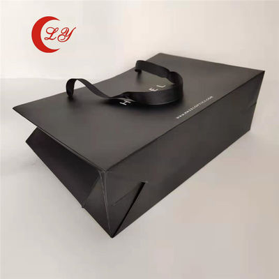 حقائب ورقية هدية سوداء صديقة للبيئة مع شعارك الخاص مصنوعة من المواد المعاد تدويرها