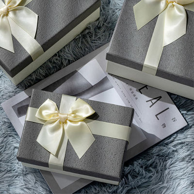 علبة هدايا عالية الجودة حزمة قابلة للتخصيص الحجم لعيد الحب عيد الأم الأسود الأبيض القوس الديكور علبة هدية