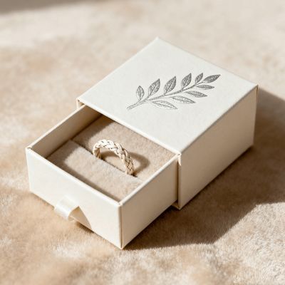 صناديق خواتم فاخرة مخصصة بشعار عتيق، لوح عاجي مع بطانة إسفنجية مخملية، ختم، ورنيش، طلاء بالأشعة فوق البنفسجية، طباعة، معالجة