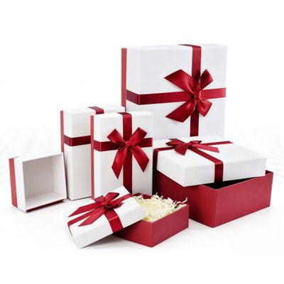 صندوق هدايا فاخر مخصص من المصنع بغطاء من الورق المقوى المطلي يتميز بالتصفيح غير اللامع والنقش والختم لتغليف الهدايا