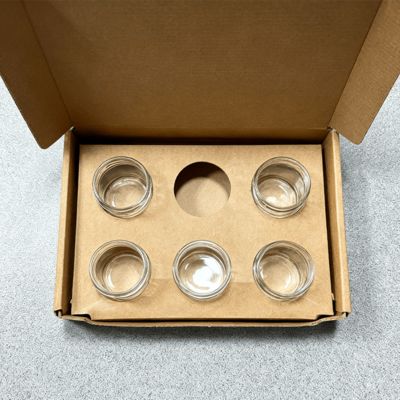 صندوق تغليف هدايا مخصص من الورق المقوى من ورق الكرافت سداسي العبوات لعلب شموع معطرة سعة 2 أونصة رقائق ذهبية وتصفيح غير لامع