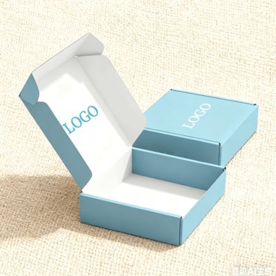 صندوق ورق مقوى مخصص للأحذية والملابس، قابل للطي، على شكل طائرة، للشحن والتعبئة مع بطانة إسفنجية لامعة