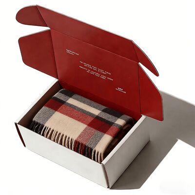 الصناديق المنسدلة والمعاد تدويرها من الورق المقوى الأبيض المخصصة لشحن وتغليف الملابس مع الشعار