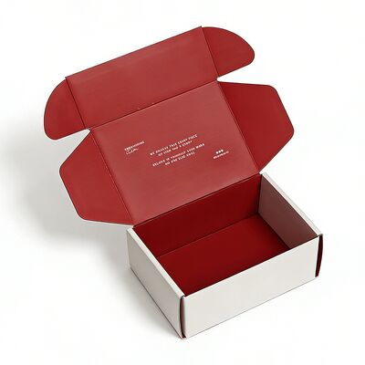 الصناديق المنسدلة والمعاد تدويرها من الورق المقوى الأبيض المخصصة لشحن وتغليف الملابس مع الشعار